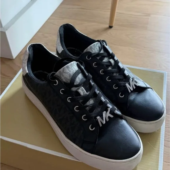 Michael Kors Sneakers - Picture 1 of 3